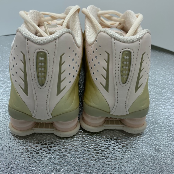 Nike Shox R4 AR3565-800 Guava Ice Mtlc Gold Shoes - Picture 4 of 7